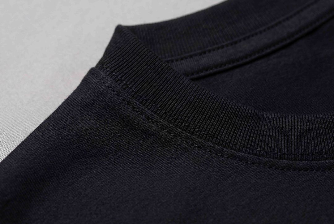 Macro-Aufnahme: Nahtdetails und Stoff-Textur des Cutted T-Shirts